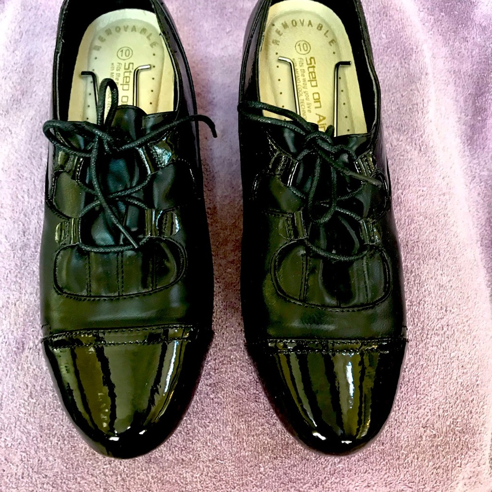Women's size 10 Step on Air cute black shoes.